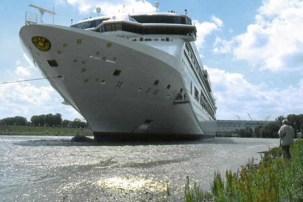 Kleine Rinne und großes Schiff